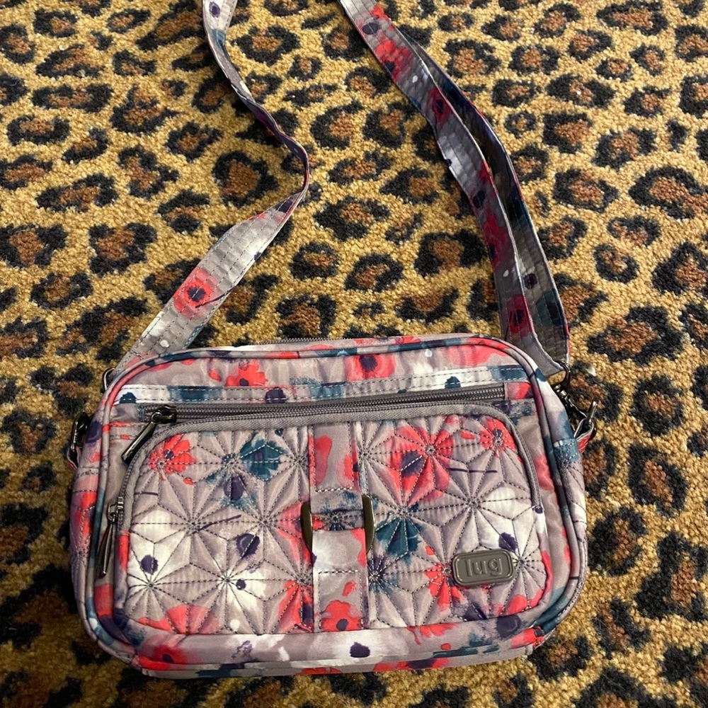 Lug crossbody